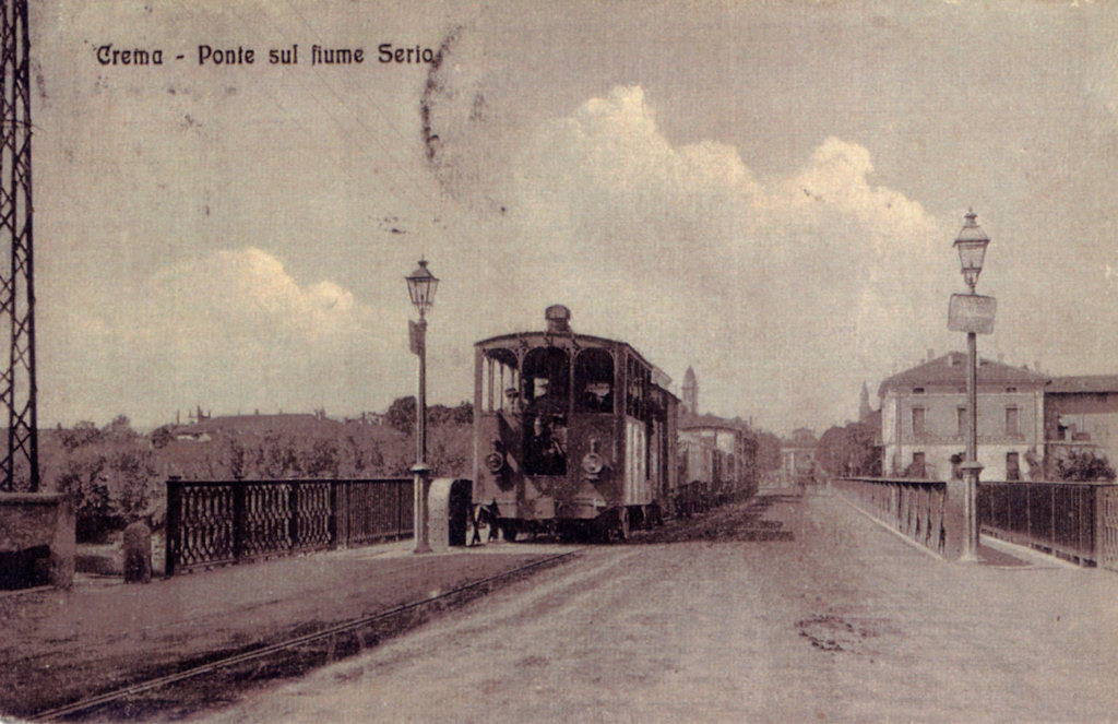 The steam tram, popularly nicknamed Gàmba da lègn, crossing the bridge over the Serio towards San Bernardino.