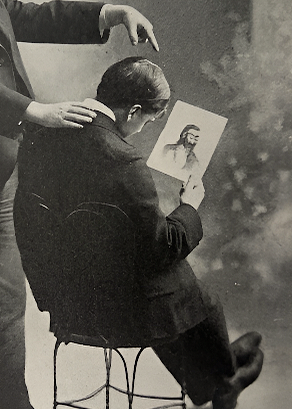 Hypnotized_by_Svengali's_picture_from_the_book_Suggestive_Therapeutics_and_Hypnotism_by_Dr_Parkyn,1899.png