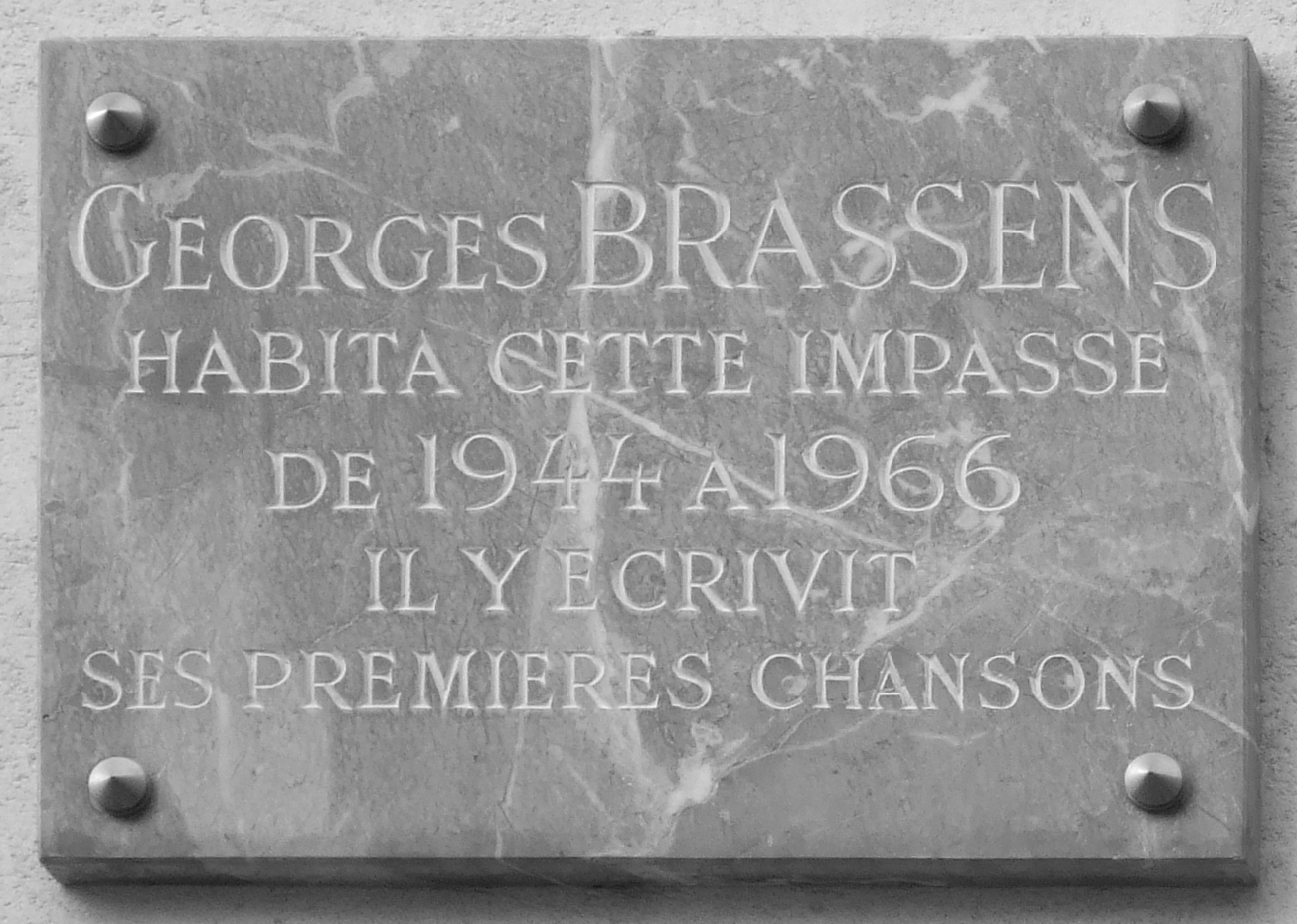 Plaque commemorating Georges Brassens at the entrance to the impasse