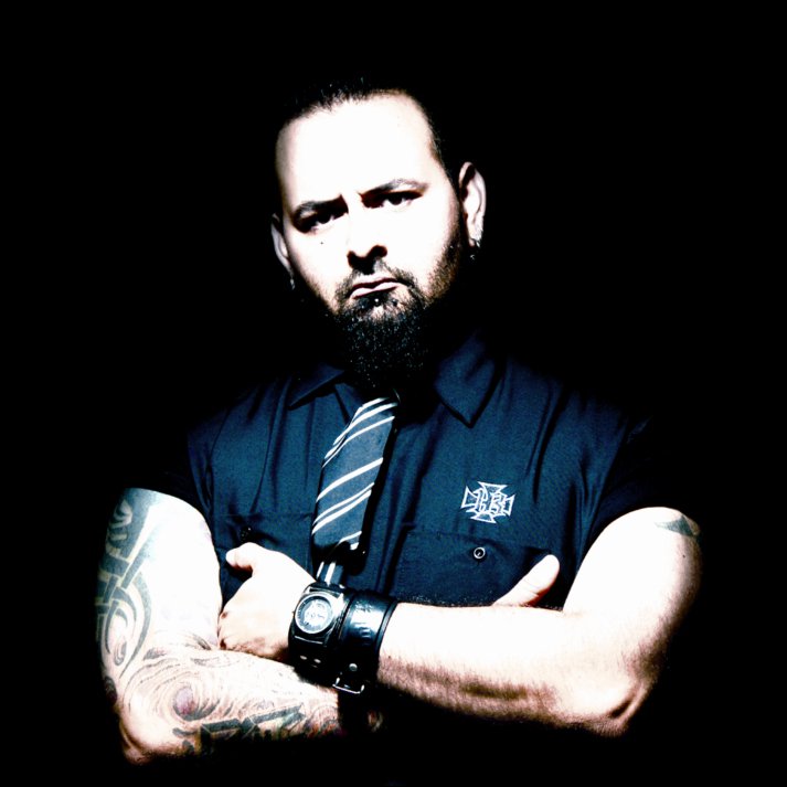 Carlos Preciado - Vocals, guitars, keyboards and programming