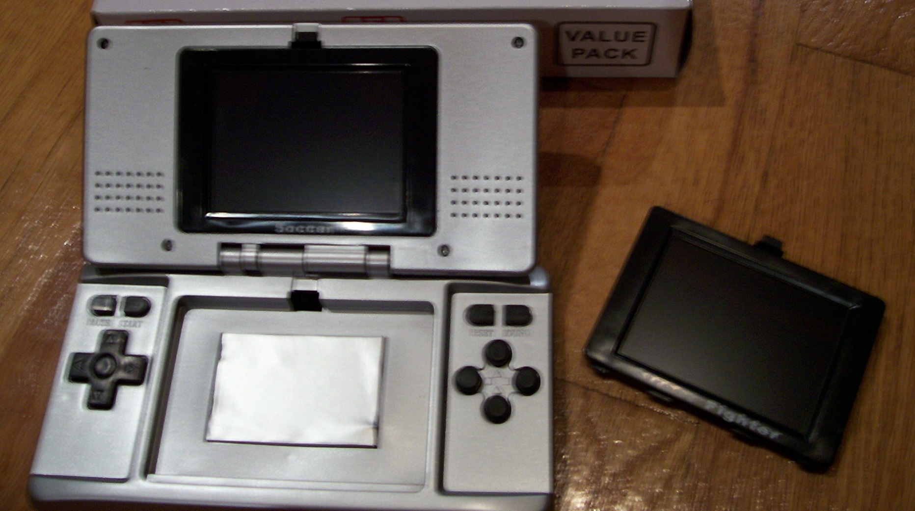 Right|210px| The Neo Double Games console features interchangeable screens, which also interchange the games played on the console. Its packaging, unlike its design, seems to be derived from the PlayStation Portable.