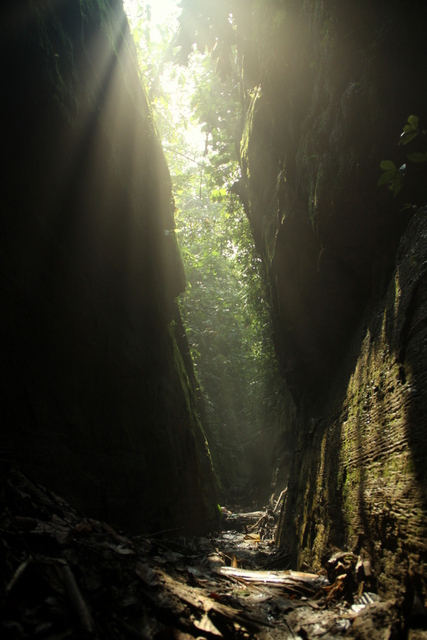Way leading to the Ali Cave.