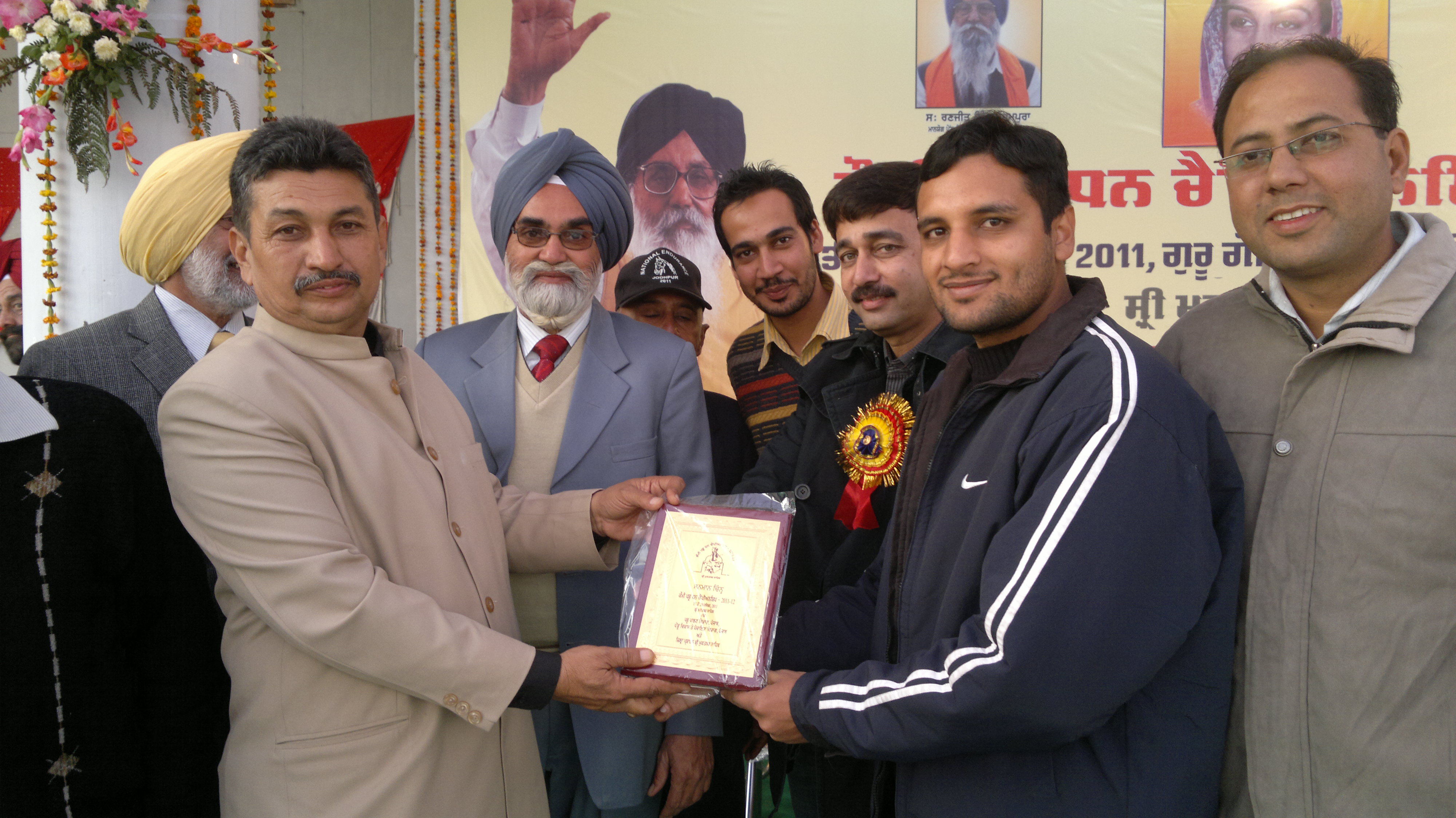 Dr Vipin receiving award for services at National Animal Championship
