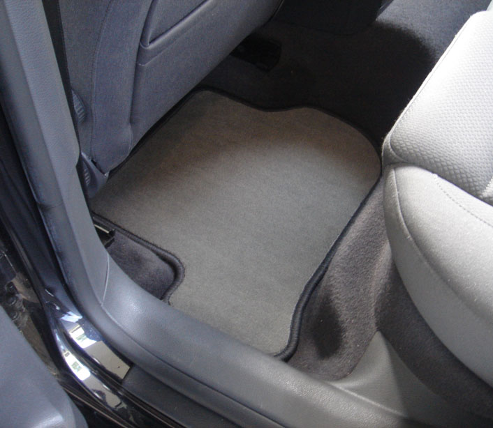 Fitted carpet van mat.